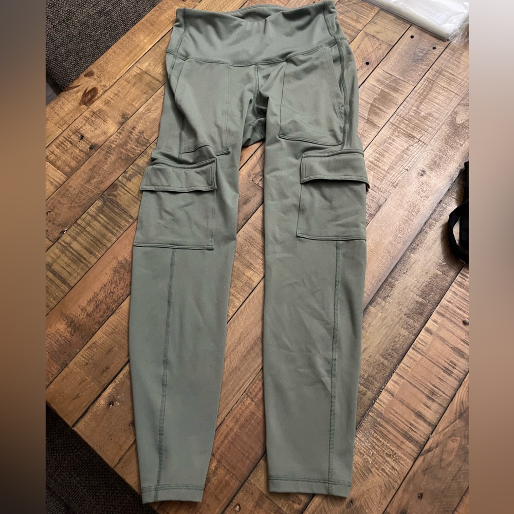 Old Navy Cropped Cargo Leggings